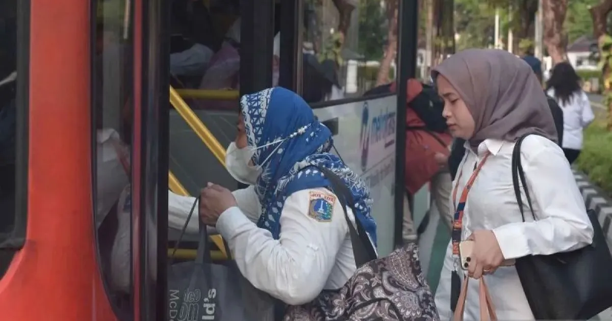 Wajib Naik Angkutan Umum Buat ASN, Dongkrak Jumlah Penumpang Transjaka